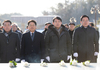 이정선 광주교육감-강기정 시장 참배 복장 ‘대조’...추워서 입었겠죠