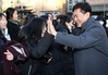 김병우 충북교육감이 수험생과 하이파이브를 하며 격려했다.