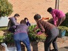 금호중 학부모들 참여하는 꽃 심기 행사 개최